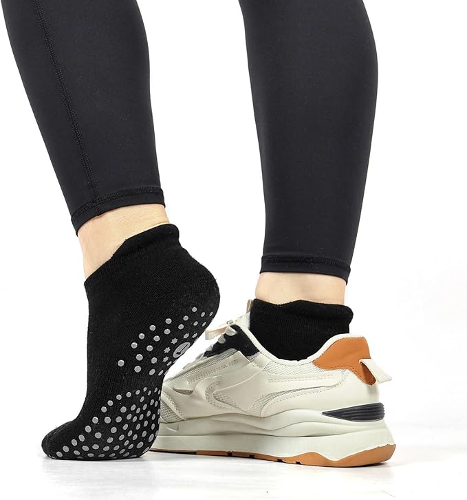 Pilates Socks for Women, Cushioned Ankle Grippy Non Slip Socks for Yoga, Hospital, Barre, Sports Home Slipper 2/4 Pairs