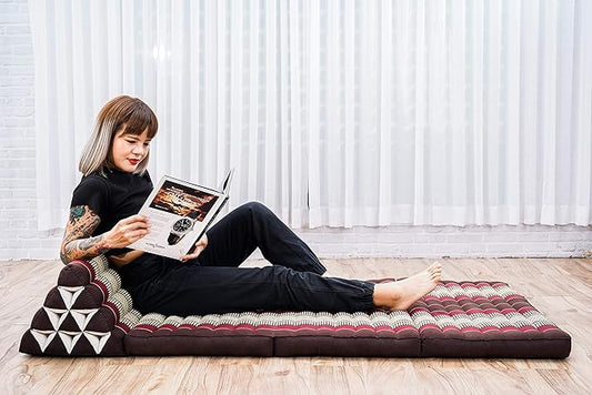 Leewadee 3-Fold Mat XXL with Triangle Cushion – Firm TV Pillow, Foldable Mattress with Cushion Made of Kapok, 67 x 31 inches, Brown Red