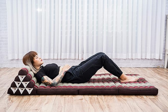 Leewadee 3-Fold Mat XXL with Triangle Cushion – Firm TV Pillow, Foldable Mattress with Cushion Made of Kapok, 67 x 31 inches, Brown Red